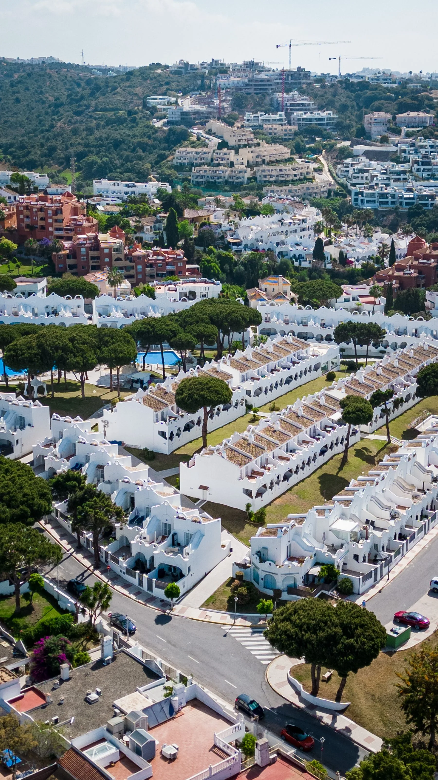 Weiße Wohnhäuser in Marbella aus der Luft